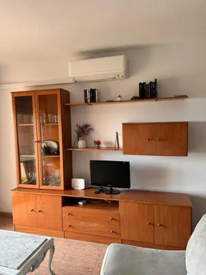 Una televisión o centro de entretenimiento en Apartamento Roquetas playa con WIFI