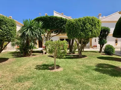 Jardín al aire libre en Eonia Marinas-Dúplex con porche en primera línea!