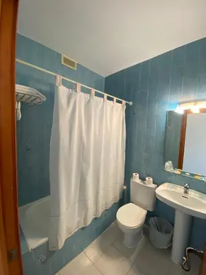 Un baño de Hotel Simón