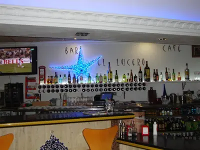 El salón o zona de bar de Hotel Lucero