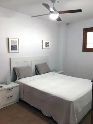 Cama o camas de una habitación en APARTAMENTO CON VISTAS AL MAR. PRIMERA LINEA DE PLAYA.