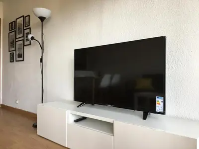 Una televisión o centro de entretenimiento en APARTAMENTO CON VISTAS AL MAR. PRIMERA LINEA DE PLAYA.