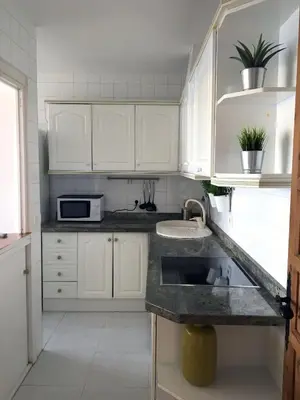 Una cocina o zona de cocina en APARTAMENTO CON VISTAS AL MAR. PRIMERA LINEA DE PLAYA.