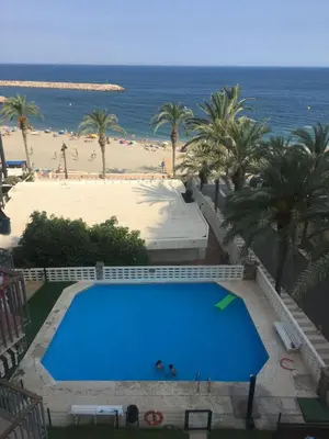 Piscina en o cerca de APARTAMENTO CON VISTAS AL MAR. PRIMERA LINEA DE PLAYA.