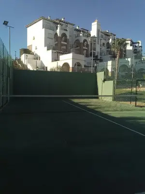 Instalaciones para jugar a tenis o squash en Home Star lll o alrededores