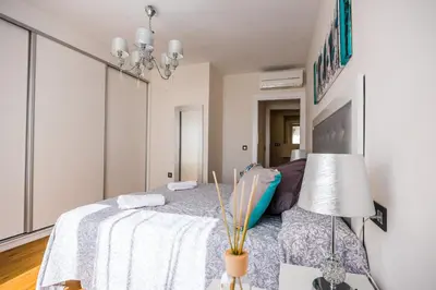 Una televisión o centro de entretenimiento en Expoholidays-Rueda Lopez apartamento de lujo