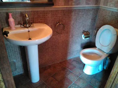Un baño de Estudio Rustico