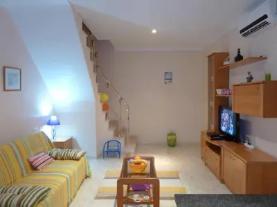 Una televisión o centro de entretenimiento en Duplex Naturista urb. Vera Natura