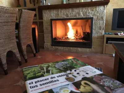 Una televisión o centro de entretenimiento en La Casa Viva. Alojamiento responsable y sostenible.