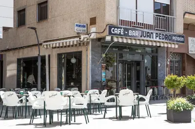 Un restaurante o sitio para comer en Pensión Juan Pedro