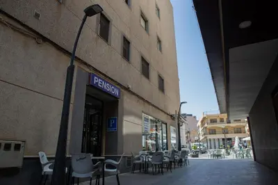 Edificio en el que se encuentra el hostal o pensión