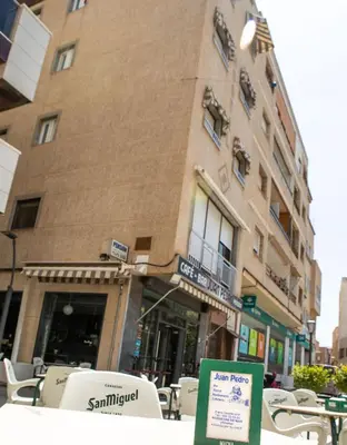 Edificio en el que se encuentra el hostal o pensión