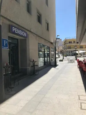 Edificio en el que se encuentra el hostal o pensión