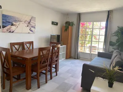 Una televisión o centro de entretenimiento en Duplex Turisticos MojaMar Playa