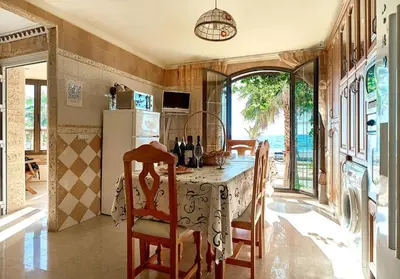 Una televisión o centro de entretenimiento en Casa de Sueño en la Playa
