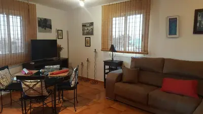 Una televisión o centro de entretenimiento en Isleta apartamento con terraza, vistas y WIFI