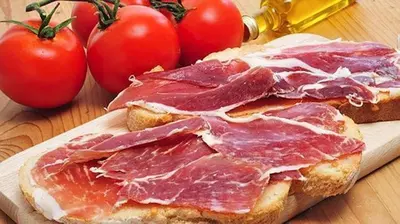 Comida en o cerca de este hotel