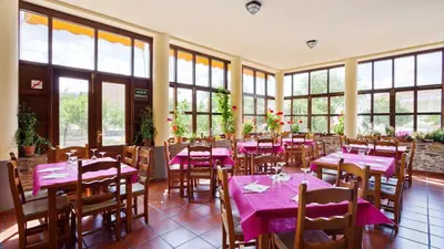 Un restaurante o sitio para comer en LABELLA - Hostal Rural Restaurante