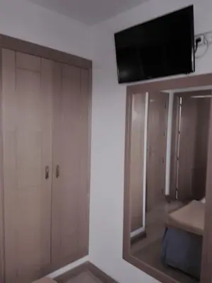 Una televisión o centro de entretenimiento en Hostal Mediterraneo