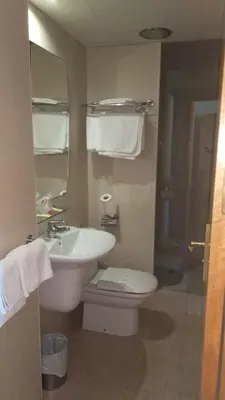 Un baño de Hostal Mediterraneo