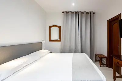 Cama o camas de una habitación en Hostal La Costa
