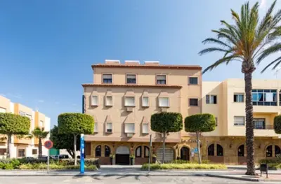 Edificio en el que se encuentra el hostal o pensión