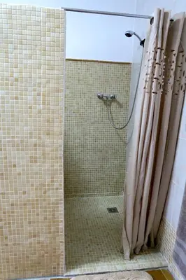 Un baño de Cueva Alcázar