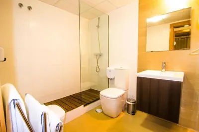Un baño de Apartamentos 16:9 Playa Suites