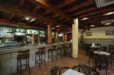 Un restaurante o sitio para comer en Hostal el Puente