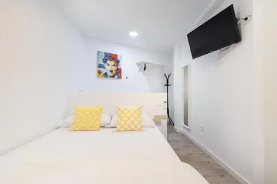 Una televisión o centro de entretenimiento en BF Rooms Almeria Centro