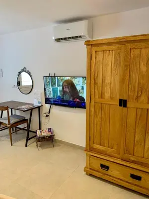 Una televisión o centro de entretenimiento en Maison Alriad - Alojamiento familiar tranquilo cerca del mar con jardín, porche y parking privado en el interior de la finca no apto para fiestas