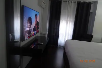 Una televisión o centro de entretenimiento en Hotel Carlos III