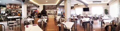 Un restaurante o sitio para comer en Hostal Los Hermanos