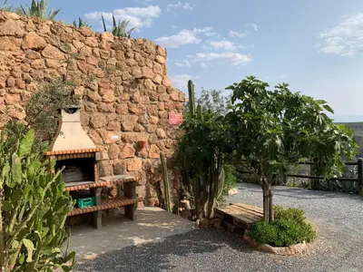 Jardín al aire libre en Cuevas el Torriblanco