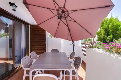 Un patio o zona al aire libre en Uva