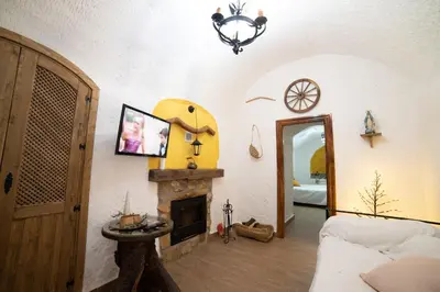 Una televisión o centro de entretenimiento en Cuevas Cortijo Gachas