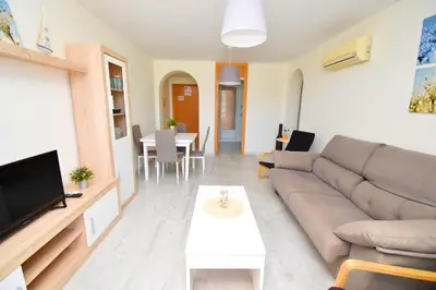 Una televisión o centro de entretenimiento en Expoholidays - Apartamentos Puerto Almerimar