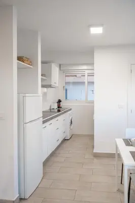 Una cocina o zona de cocina en Apartamento Torre Cervantes, moderno, luminoso, a 5 min de la Playa