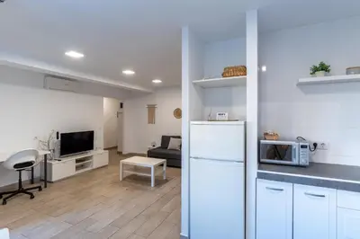 Una cocina o zona de cocina en Apartamento Torre Cervantes, moderno, luminoso, a 5 min de la Playa