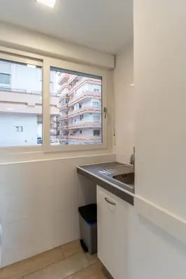 Una cocina o zona de cocina en Apartamento Torre Cervantes, moderno, luminoso, a 5 min de la Playa