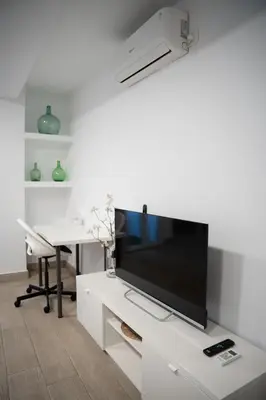 Una televisión o centro de entretenimiento en Apartamento Torre Cervantes, moderno, luminoso, a 5 min de la Playa