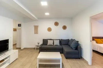 Una televisión o centro de entretenimiento en Apartamento Torre Cervantes, moderno, luminoso, a 5 min de la Playa