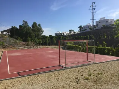 Instalaciones para jugar a tenis o squash en Casa del Mar o alrededores