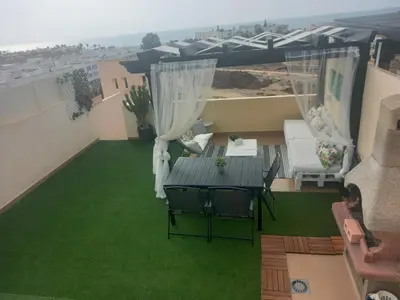 Un balcón o terraza de Atico con piscina privada