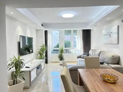 Una televisión o centro de entretenimiento en Rentaly Holidays Apartamento Playa Almeria