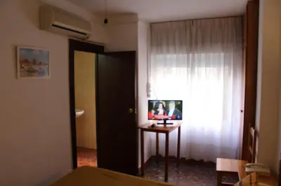 Una televisión o centro de entretenimiento en Pension Americano