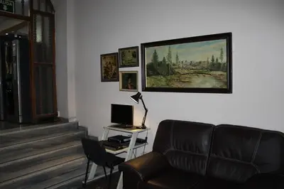 Una televisión o centro de entretenimiento en Pension Americano