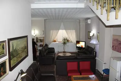 Una televisión o centro de entretenimiento en Pension Americano