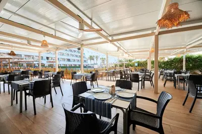 Un restaurante o sitio para comer en Alua Golf Trinidad