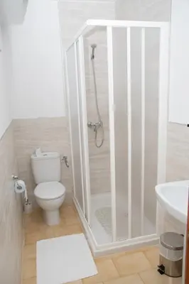 Un baño de Pension Cuatro Vientos